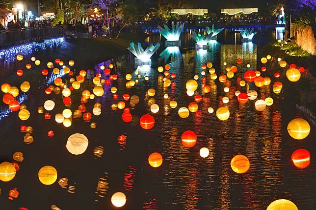 2020月津港燈節在台南鹽水登場，璀璨奪目的燈景作品相當豐富，吸引許多民眾沈浸在視覺的饗宴之中。   圖：張良一/攝