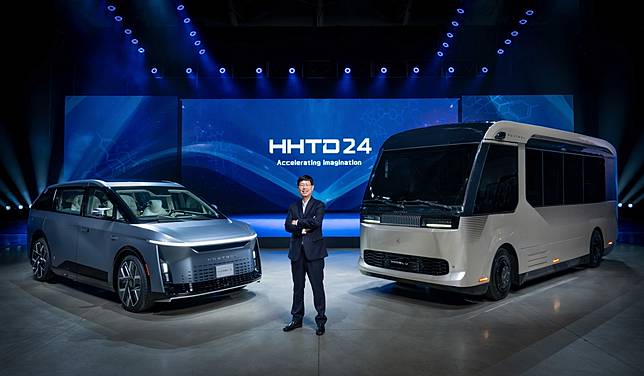 鴻海董事長劉揚偉於鴻海科技日HHTD24發布新款電動車MODEL D、MODEL U。（圖：鴻海提供）
