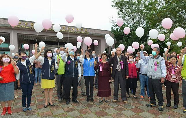 新社區昨日於舉行一一０年金婚暨鑽石婚紀念表揚活動，受表揚伉儷及來賓一同施放環保氣球，讓賓客沉浸在童話般的夢幻歡樂中。（記者陳金龍攝）