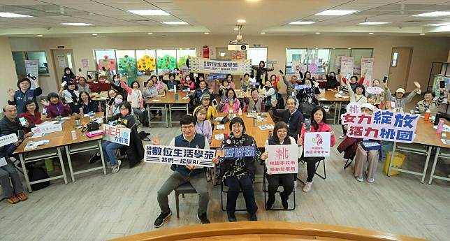 桃園市婦幼局與智發會攜手加開「桃園數位生活學苑」邀請姊姊妹妹一起學AI。圖：智發會提供