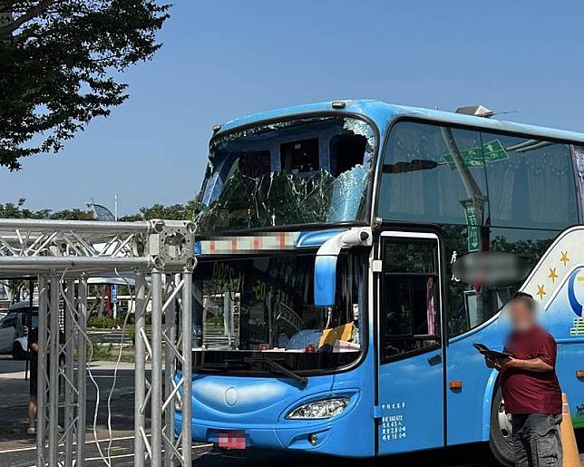 雲林文昌國小1輛遊覽車11日早上經過虎尾鎮學府西 路時，撞倒位於學府路口處的「國慶焰火市集」拱 門，造成遊覽車上方的前擋風玻璃破裂，車內1學生 輕傷。 （民眾提供） 中央社記者姜宜菁傳真 113年10月11日