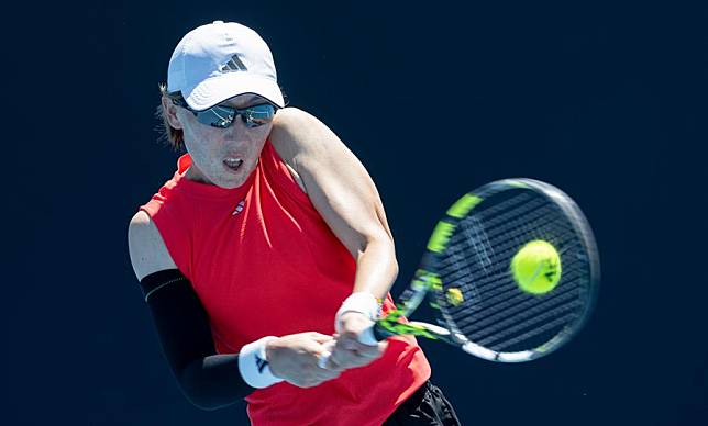 Zheng Saisai hits a return during the women's singles first round match against Erika Andreeva of Russia at the Australian Open tennis tournament in Melbourne, Jan. 14, 2025. (Photo by Hu Jingchen/Xinhua)