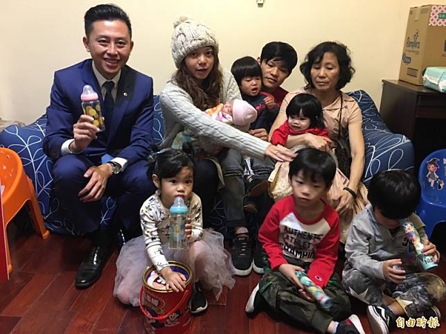 新竹市一對32歲年輕爸媽，7年多生了6子女，第6胎10月剛出生，市長林智堅前往祝賀，被滿屋子孩子包圍，直說屋子充滿孩子的笑聲，感受到家庭滿滿的幸福。(記者洪美秀攝)