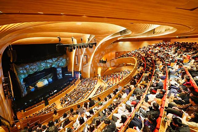 Audiences wait to watch the musicial &ldquo;The Phantom of the Opera&rdquo; at Suzhou Shishan Grand Theater, in Suzhou, east China's Jiangsu Province, Oct. 31, 2024. (Suzhou Shishan Grand Theater/Handout via Xinhua)