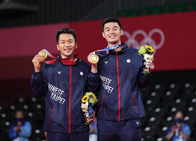 當年拿下東京奧運羽球男雙的「麟洋配」，李洋（左）宣布今年一季打完就退休。（體育署提供）