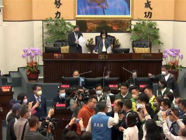 第4屆台南市議會今召開第1次臨時會，一開議就因正副議長涉賄選藍綠爆推擠。取自台南市議會