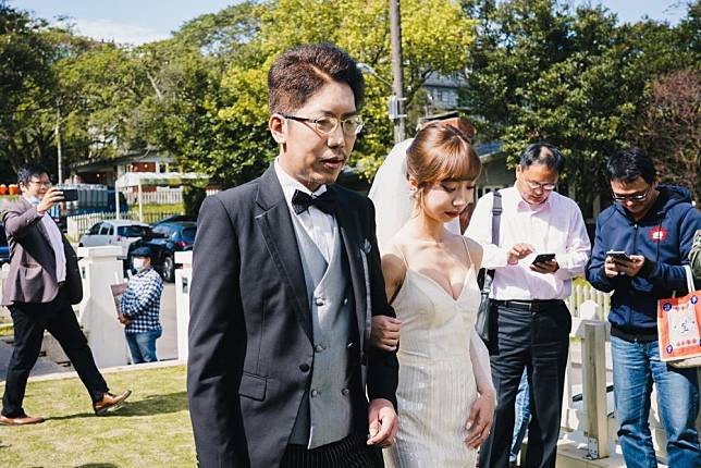前總統府發言人丁允恭11日與妻子在陽明山舉辦婚禮，許多親友到場祝福。（取自蔣婕妤臉書）