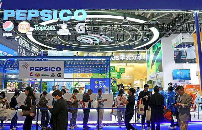 Visitors queue up at the PepsiCo booth at the 6th China International Import Expo (CIIE) in east China's Shanghai, Nov. 8, 2023. (Xinhua/Liu Ying)