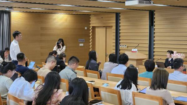 Teachers and students from the Beijing Foreign Studies University School of Law participate in a lecture delivered by Li Ping, a procurator in the Civil Procuratorial Department of the Supreme People’s Procuratorate, on May 8 (TIAN WEI)