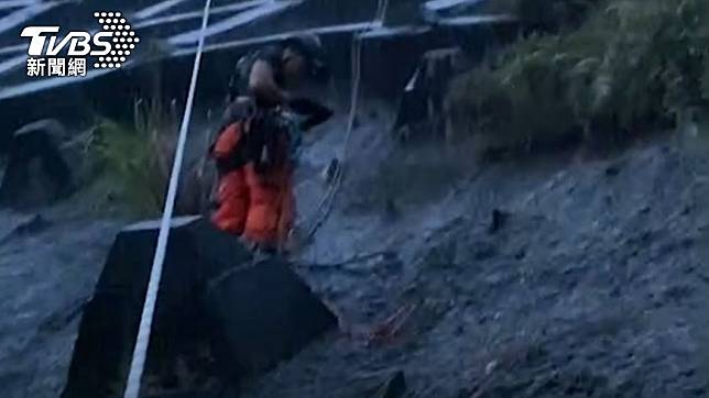 救難人員冒險垂降進行搶救。（圖／TVBS）