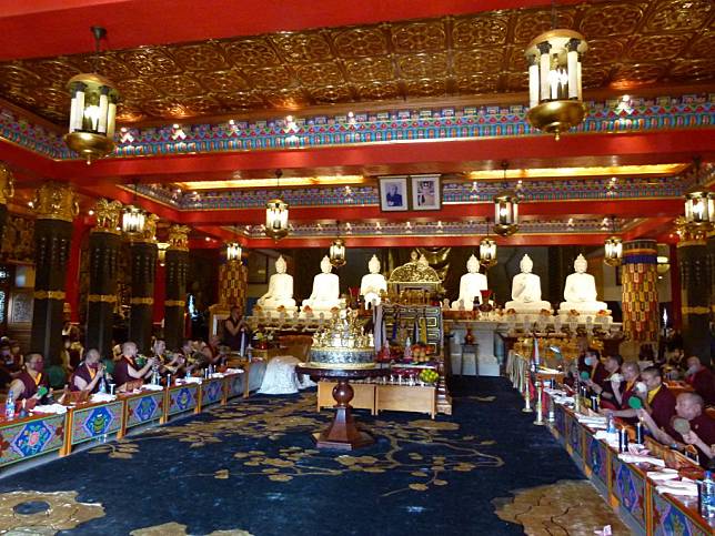 台南左鎮噶瑪噶居寺舉辦大藏經法會，仁波切恭誦大藏經。（記者張淑娟攝）