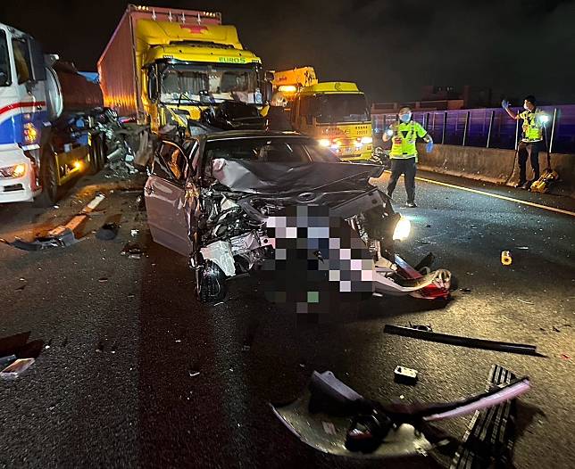 國道三竹苗交界大小車追撞，5人受傷其中2人無生命跡象。（圖：竹市消防局提供）