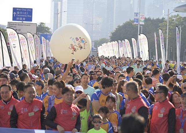 中環添馬公園舉行慈善跑，吸引7000人參加。(FB香港跑步關注)