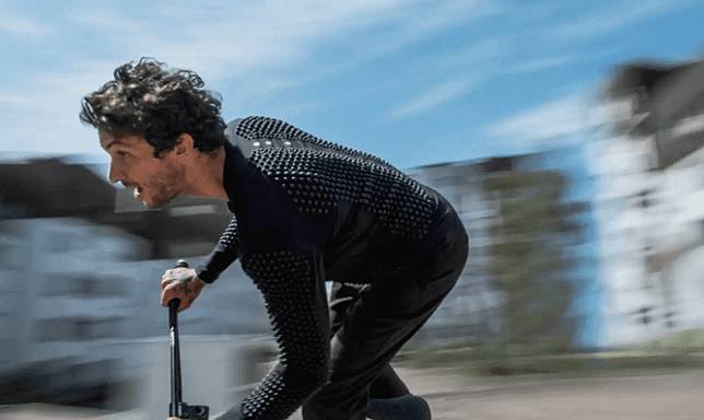 長袖 G-Top LS 可在運動加強手臂、核心的運動阻力。圖片來源：<a href=