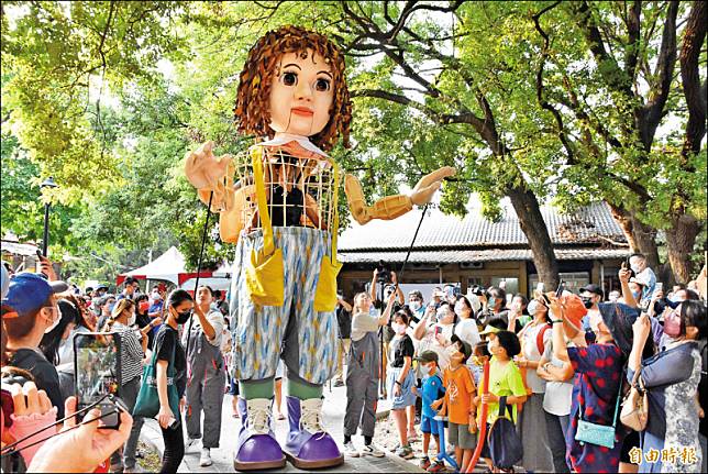4米高、50公斤重的大型偶《艾拉》昨現身在雲林國際偶戲節演出，民眾圍觀驚豔。(記者黃淑莉攝)