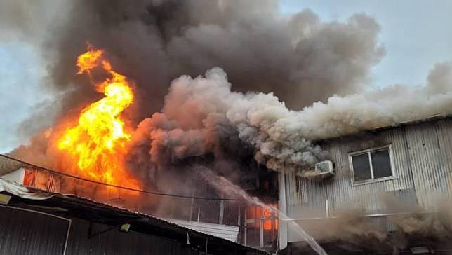 上水鐵皮屋冷氣機突起火焚燒　濃煙沖天多人疏散