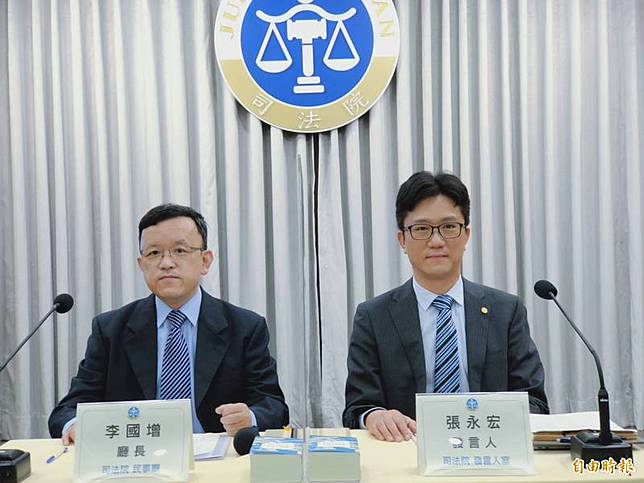 司法院發言人張永宏與民事廳廳長李國增說明仍有22國人民需輾轉來台同婚。(記者吳政峰攝)