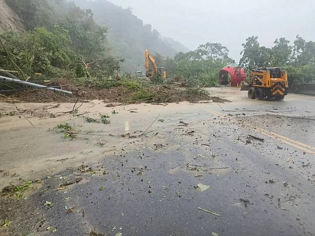 巴威颱風雨炸苗栗，台3線132k卓蘭大湖段路樹土石崩落路面，道路無法通行