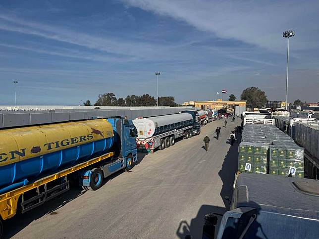 Aid trucks wait to enter Gaza at the Egyptian side of the Rafah border crossing on Jan. 19, 2025. (Xinhua/Ahmed Gomaa)