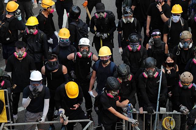 Protesters in a stand-off with police in Kwun Tong on Saturday. More than half of the guests invited to a meeting with Hong Kong leader Carrie Lam urged her to meet demonstrators’ demands. Photo: Sam Tsang