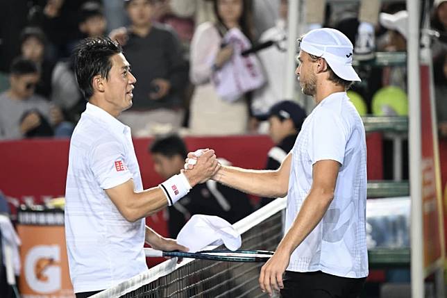 法國選手穆勒(Alexandre Muller=力右)以2比1逆轉擊敗日本「網球王子」錦織圭封王。法新社