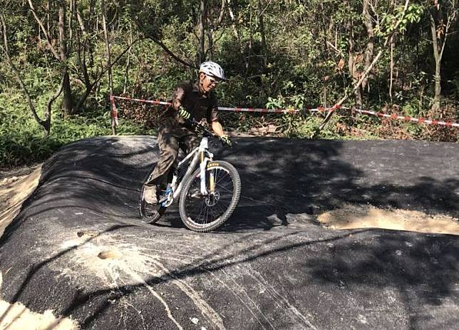 國際越野單車協會路徑專家林暉明在不同難度的單車徑道作示範。發展局圖片