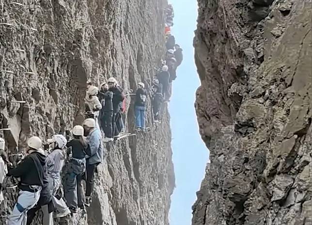 浙江雁蕩山傳出遊客攀岩「塞人」掛在半山腰超1小時。（圖／翻攝星視頻）