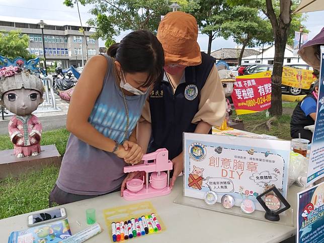 移民署屏東縣服務站舉辦創意胸章ＤＩＹ宣導防範非洲豬瘟活動，吸引民眾踴躍體驗。（記者鄭伯勝翻攝）