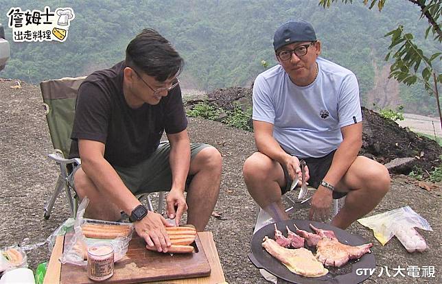 詹姆士（右）透過節目《詹姆士出走料理》走訪台灣各地尋找私藏食材。（八大電視提供）