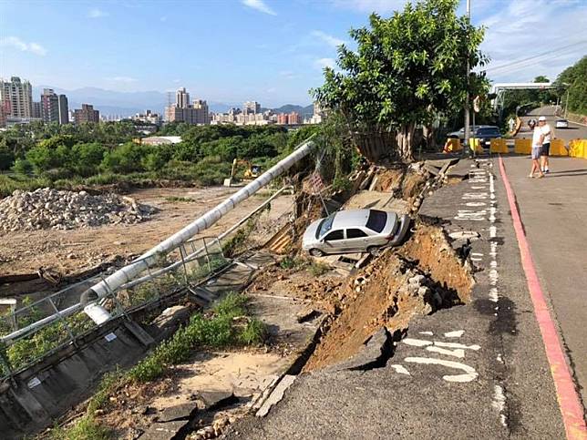 ▲泰山區南林路、靠近明志科大附近的道路，有大面積坍塌狀況。（圖／翻攝自「ㄨㄚ是泰山人」臉書）