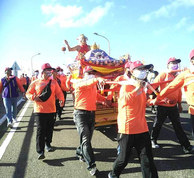 赤崁龍德宮送王大會師 神轎遶境隊伍綿延逾1千公尺