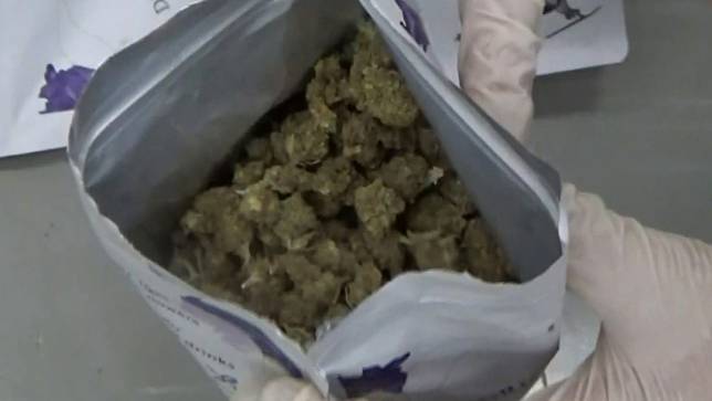 2代購業者將大麻花藏在蝶豆花袋中，再用泰國零食掩護。讀者提供
