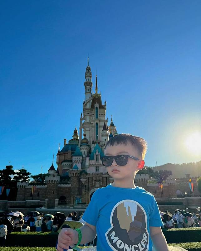 ครอบครัวดาราดังโบกมือลาไทย