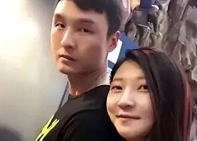 王暖暖（右）仍未能與俞某冬（左）離婚。