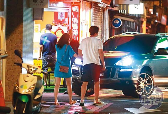 5/10 00：53 陳鏞基與藍衣女子迫不及待坐上計程車，往他下榻的飯店移動，兩人全程黏得頗緊。