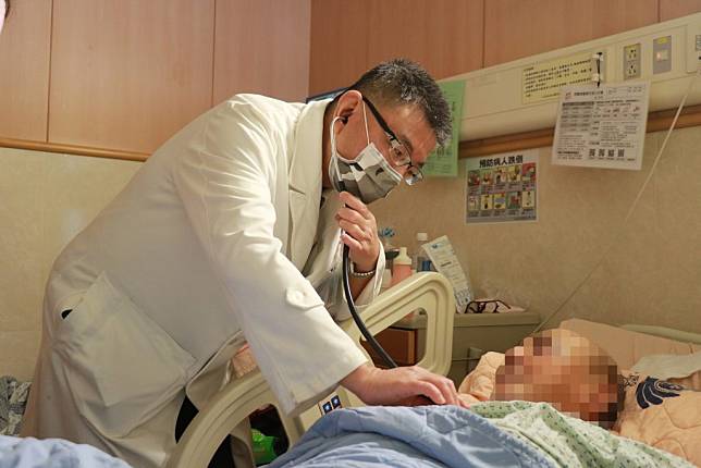 林茂仁主任替轉入普通病房的病人確認心血管狀況。 （記者徐義雄攝）