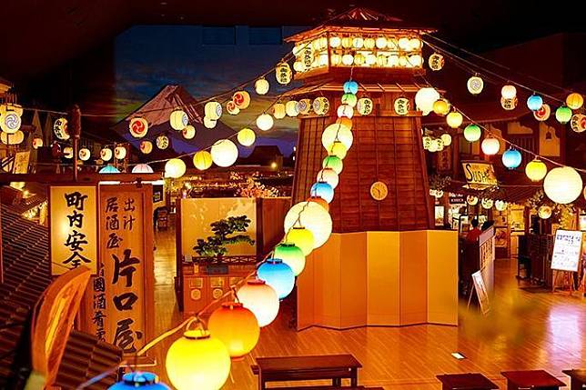台場大江戶溫泉物語館內有日本祭典風格的美食街與遊戲區，提供旅客貼心的服務與體驗。（翻攝自東京台場大江戶溫泉物語官網）