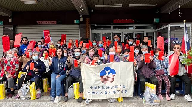 市議員林燕祝攜手社團與企業，為永康區弱勢民眾送上春節民生物資、春聯、紅包。（記者黃文記攝）