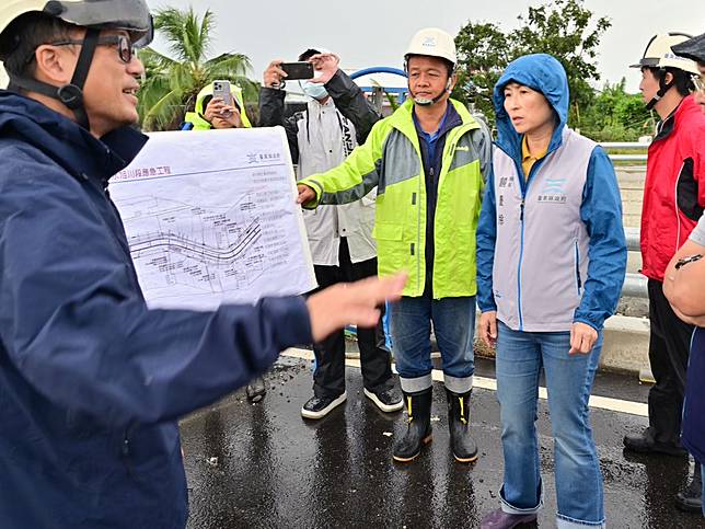 縣長饒慶鈴視察永樂區域排水、太麻里溪疏濬狀況，指示全力做好防災應變與準備。（記者鄭錦晴攝）