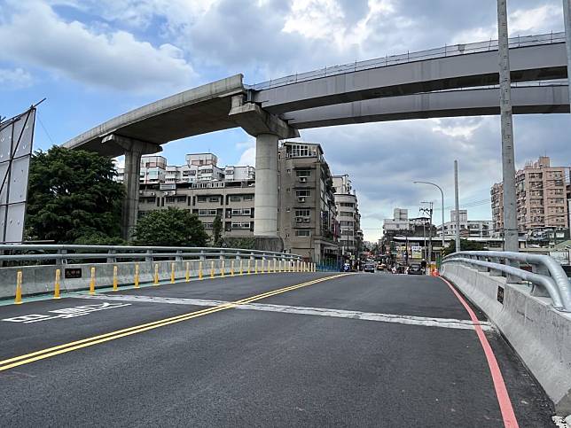 新北市鶯歌區光明橋抬高改建完工，昨日起開放通行。（記者吳瀛洲攝）