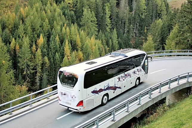 一輛巴士1日在法國庇里牛斯山脈的滑雪勝地附近發生車禍。（示意圖／Pixabay）