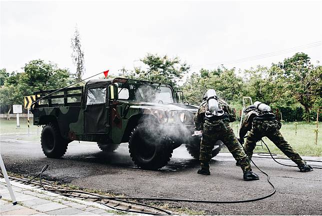 化學兵執行除污作業。（國防部提供）