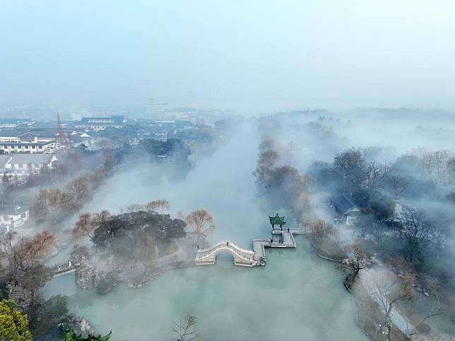 This aerial photo taken on Jan. 6, 2024 shows the Slender West Lake scenic spot shrouded in fog in Yangzhou, east China's Jiangsu Province. (Photo by Meng Delong/Xinhua)