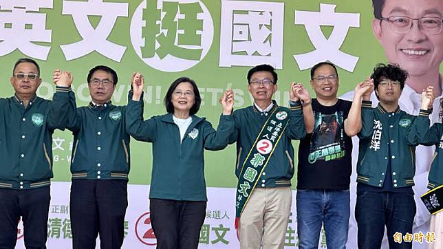 總統蔡英文(左3)到台南麻豆為立委候選人郭國文(左4)輔選。(記者劉婉君攝)