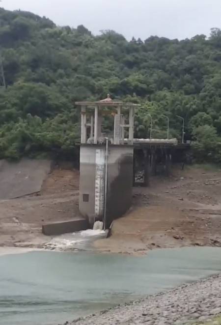 「軒嵐諾」帶來的豐沛雨水下，北部多數水庫達到「解渴」作用，蓄水率均達7至8成以上，唯獨供應基隆地區用水的新山水庫仍僅有33%。   圖：截自林右昌臉書