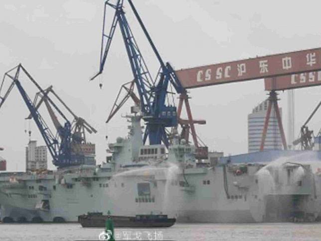 075兩棲攻擊艦首艦最新照片在中國網路流傳。(翻攝自微博)