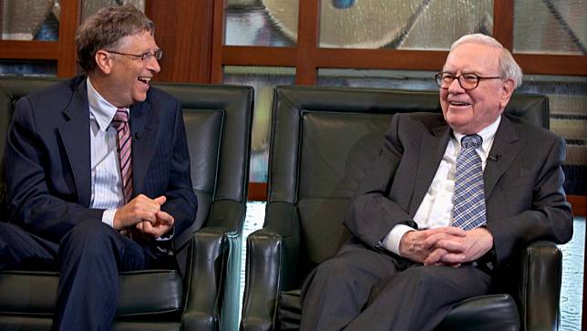 股神巴菲特宣布捐贈價值53億美元股票給比爾和梅琳達蓋茲基金會等4間機構。圖為巴菲特(右）2012年和好友蓋茲（左）合照資料照片。美聯社