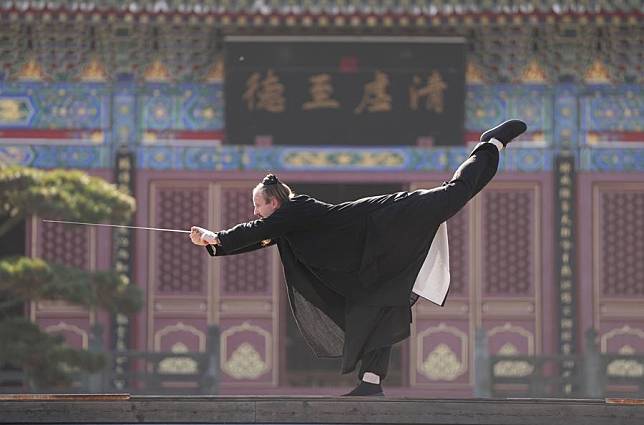 Jake Pinnick practices martial arts at Jade Void Temple in Shiyan City in central China's Hubei Province, Nov. 29, 2024. (Xinhua/Wang Yuguo)