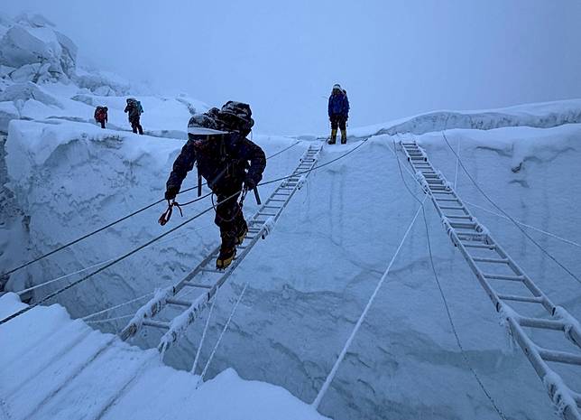 2026年5月7日，欲在聖母峰登頂的登山客，途經坤布冰瀑（Khumbu Icefall）。美聯社