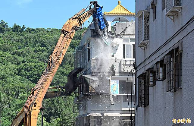 大直基泰工地受損房屋拆除案，塌陷民宅26日開拆。(記者廖振輝攝)